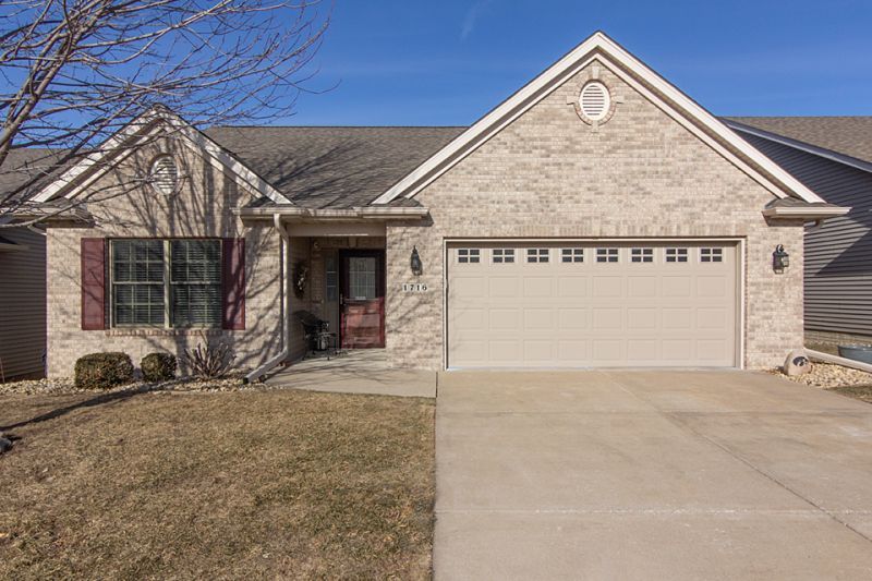1716 Stone Gate Circle, Davenport, IA 52807 Main Photo
