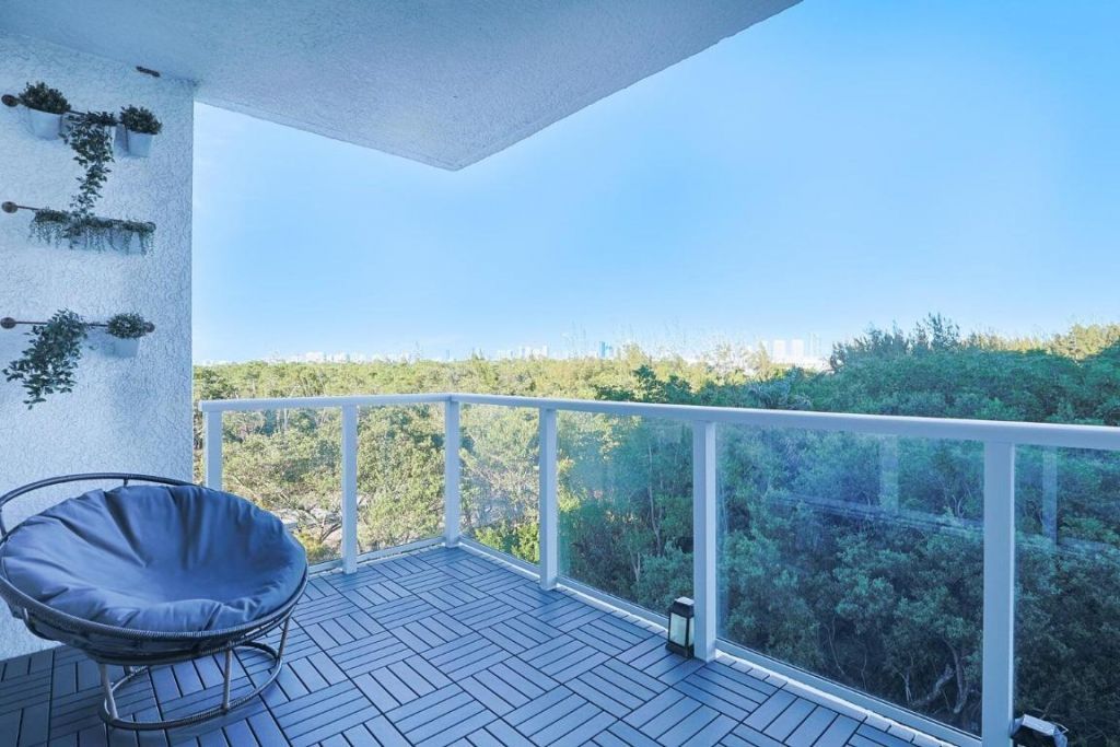 15051 Royal Oaks Lane, Unit 401, North Miami, FL 33181 Photo