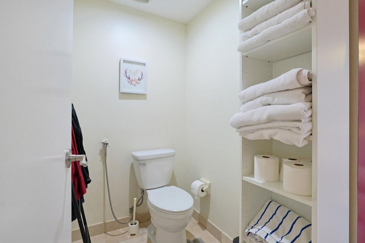 15051 Royal Oaks Lane, Unit 401, North Miami, FL 33181 Photo