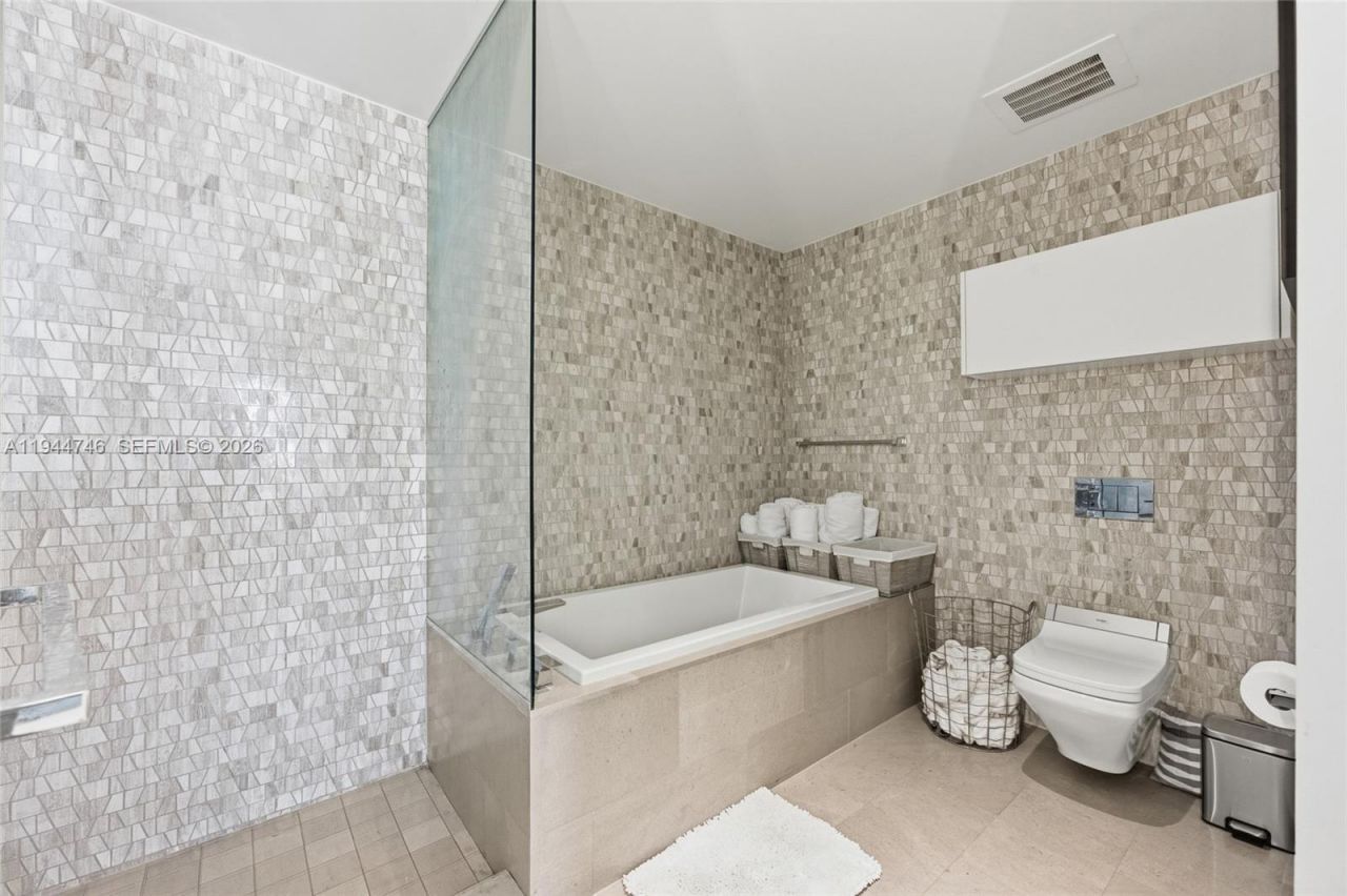 88 SW 7th St, Unit 2302, Miami, FL 33130 Photo