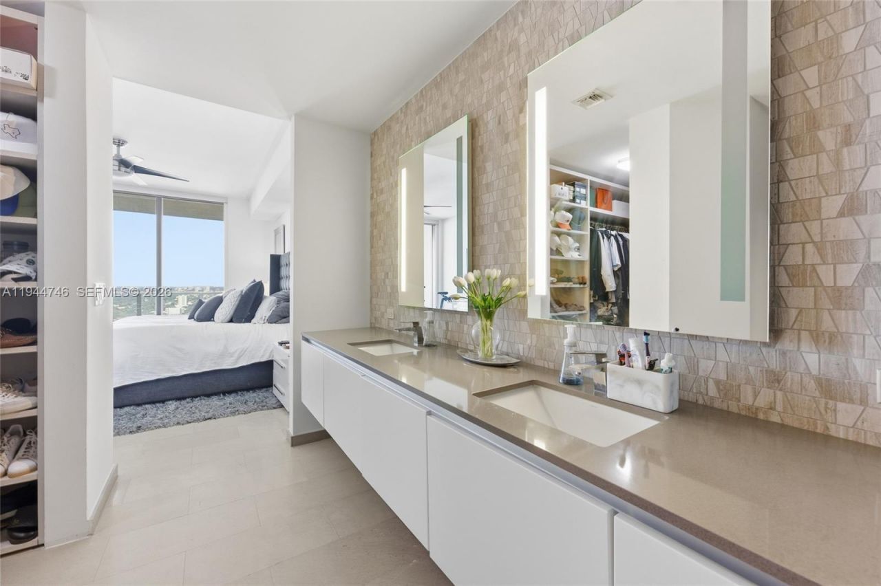 88 SW 7th St, Unit 2302, Miami, FL 33130 Photo