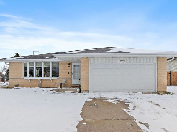 2021 W Spring Ridge Drive, Arlington Heights, IL 60004