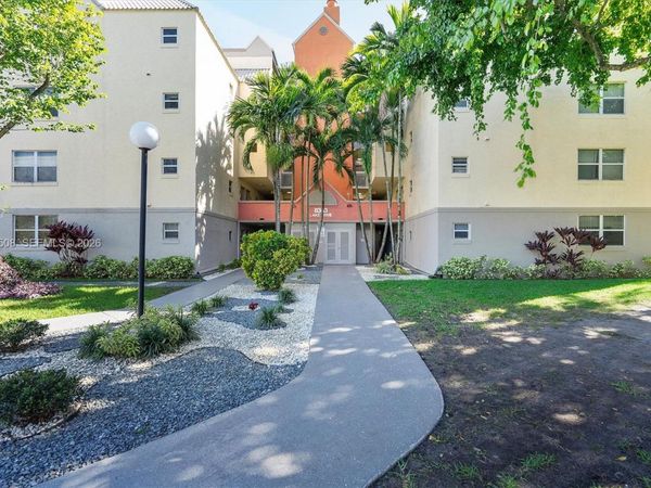 8363 Lake Dr, Unit 503, Doral, FL 33166