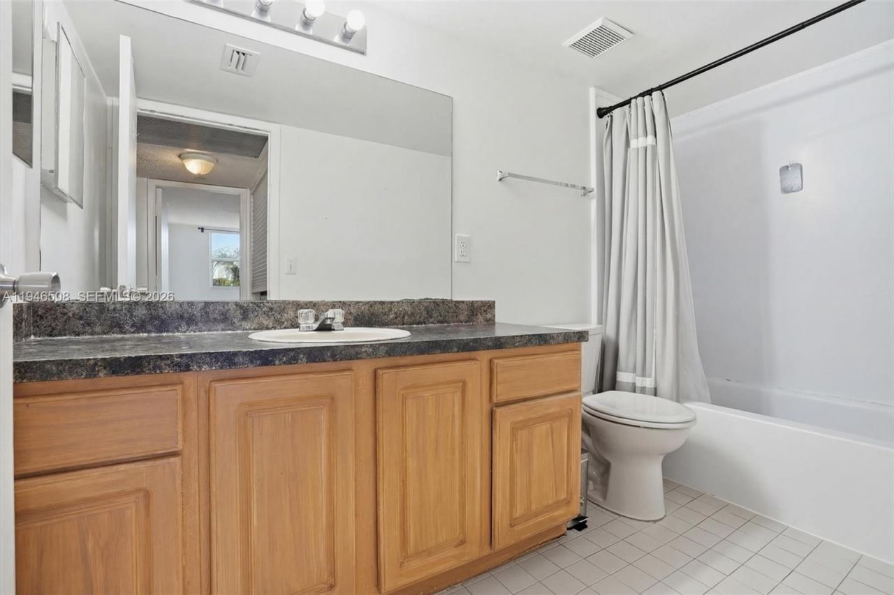 8363 Lake Dr, Unit 503, Doral, FL 33166 Photo