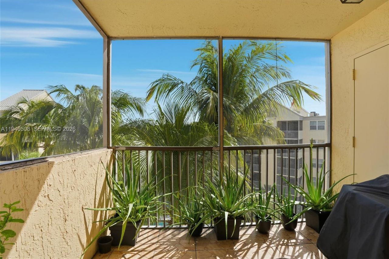 8363 Lake Dr, Unit 503, Doral, FL 33166 Photo