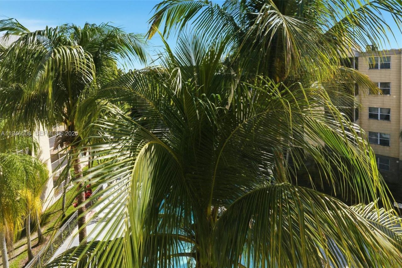 8363 Lake Dr, Unit 503, Doral, FL 33166 Photo