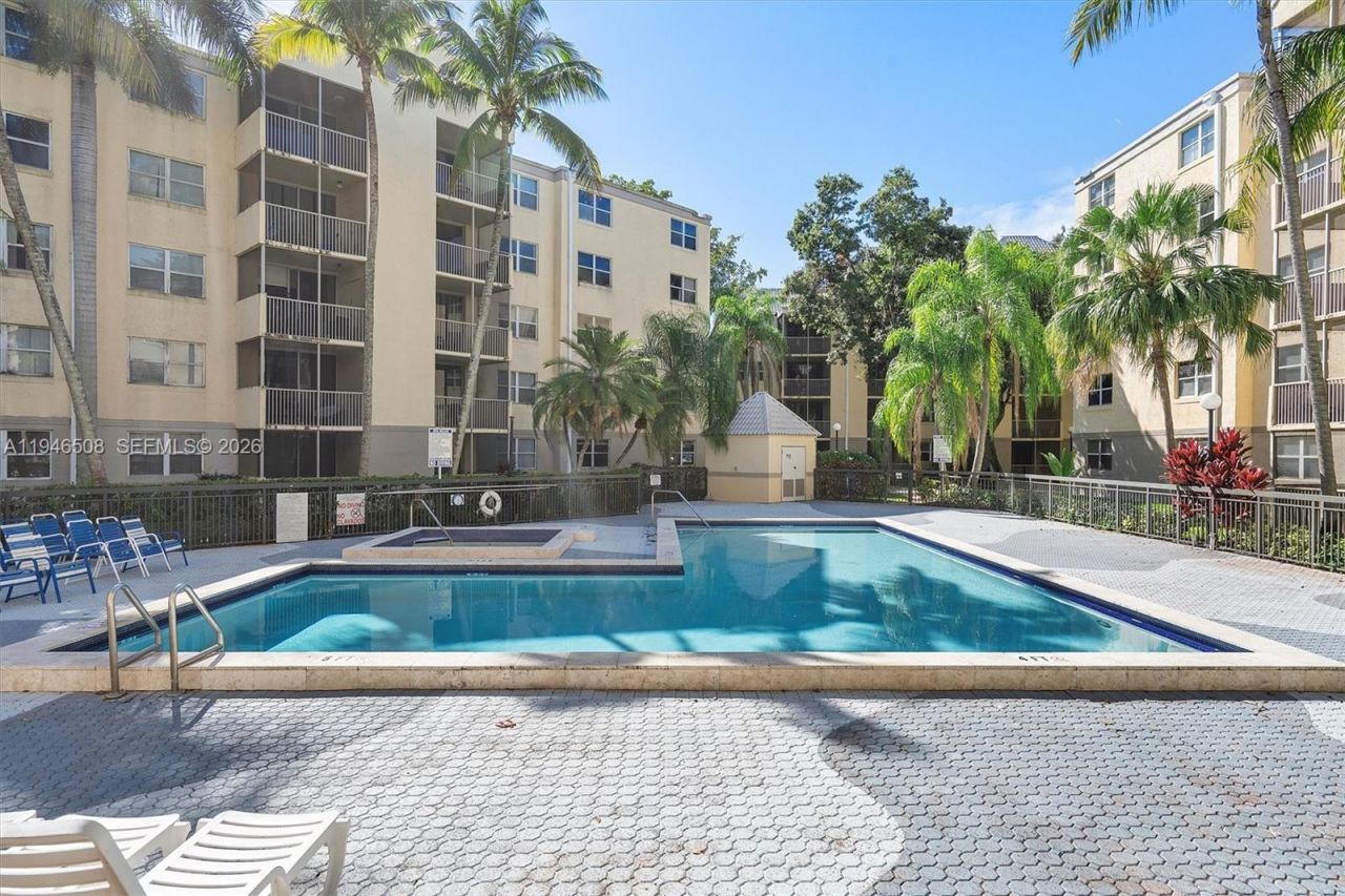 8363 Lake Dr, Unit 503, Doral, FL 33166 Photo