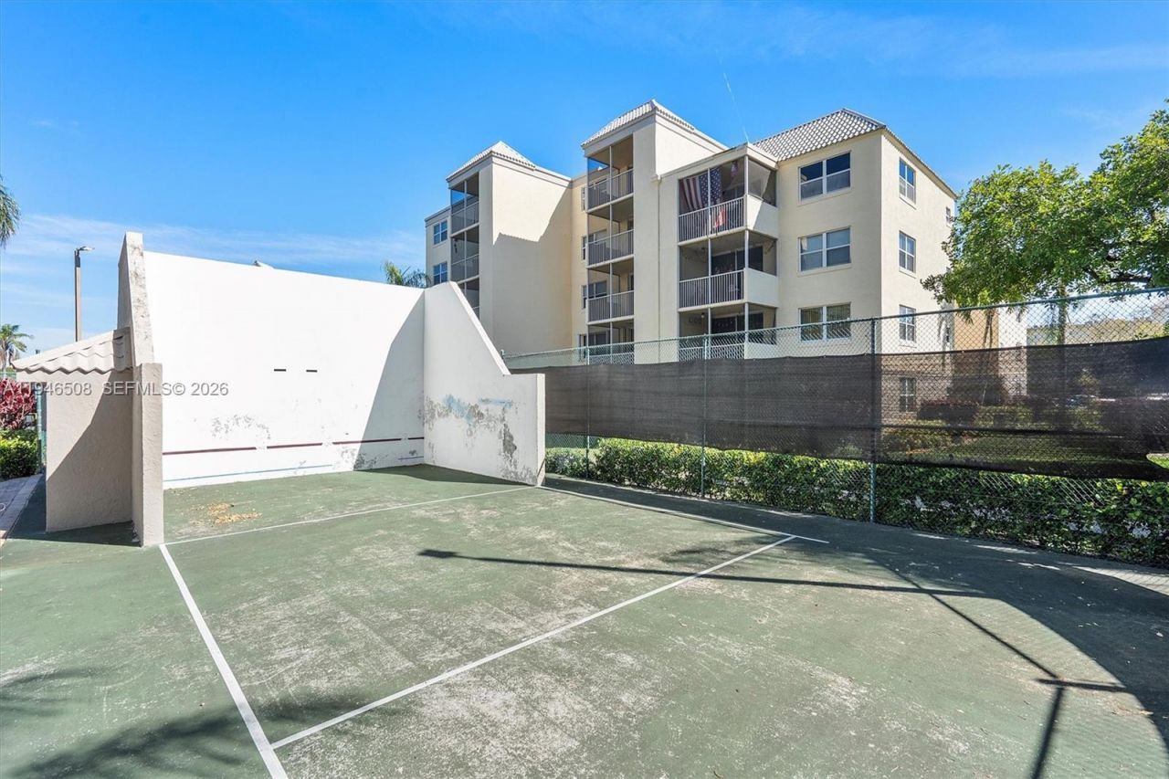 8363 Lake Dr, Unit 503, Doral, FL 33166 Photo