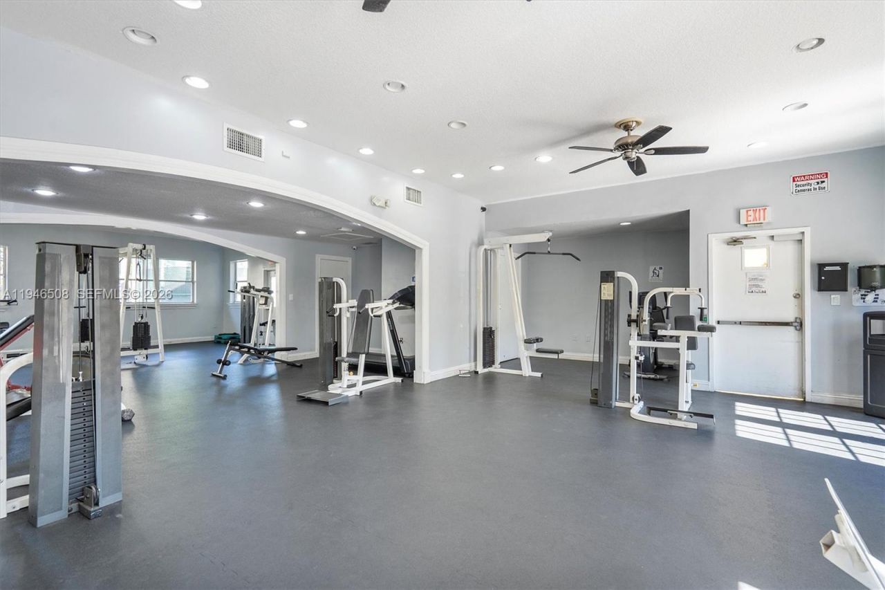 8363 Lake Dr, Unit 503, Doral, FL 33166 Photo