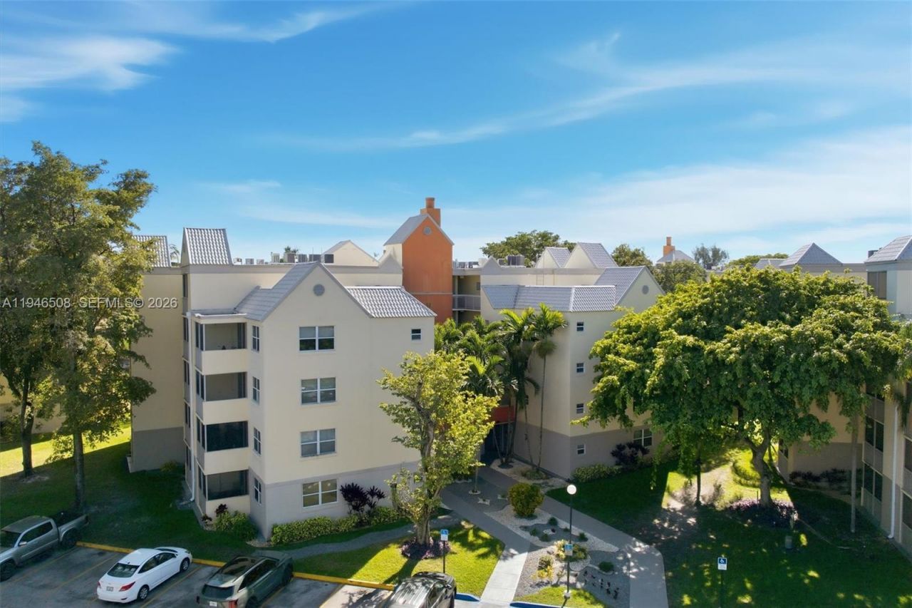 8363 Lake Dr, Unit 503, Doral, FL 33166 Photo