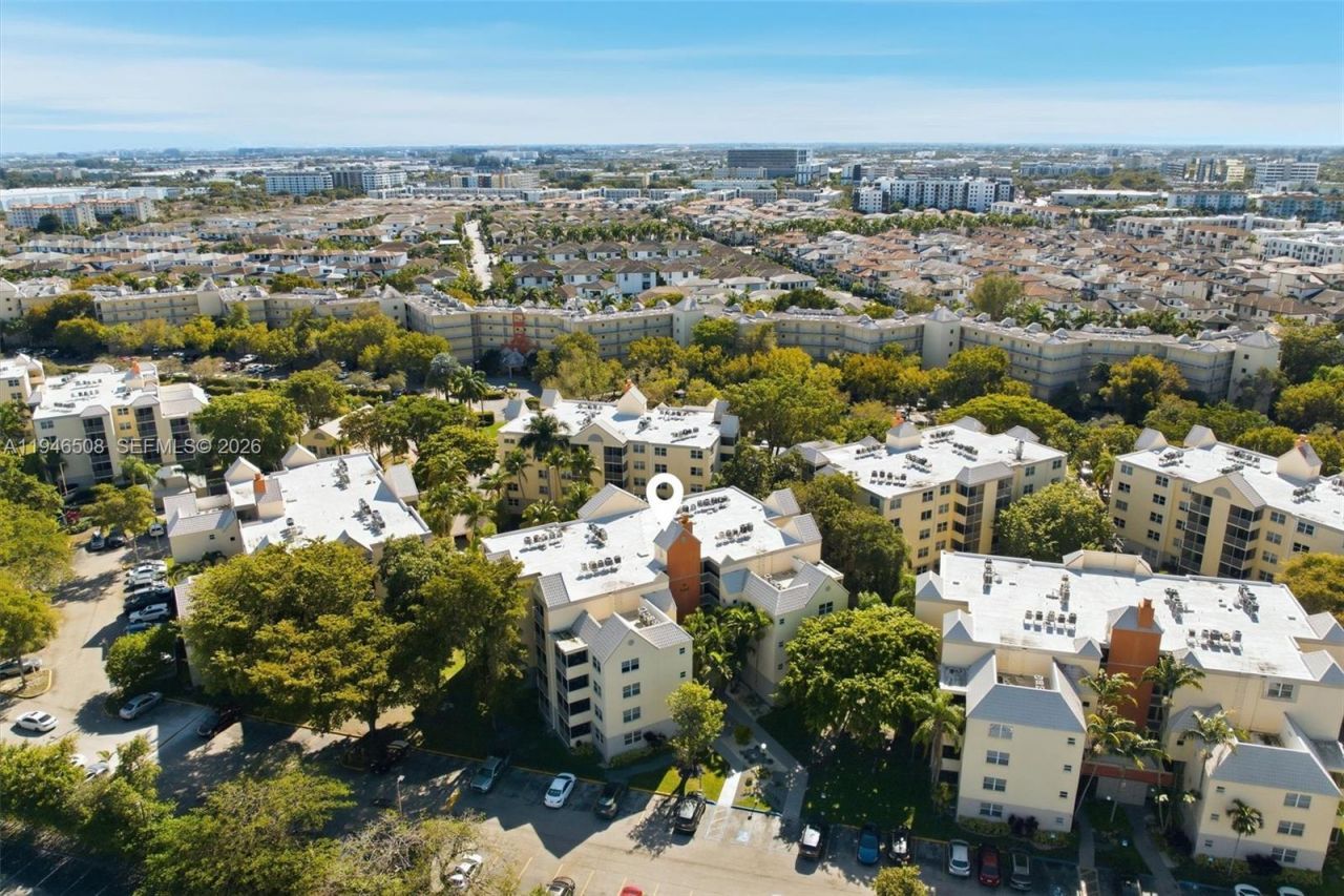 8363 Lake Dr, Unit 503, Doral, FL 33166 Photo