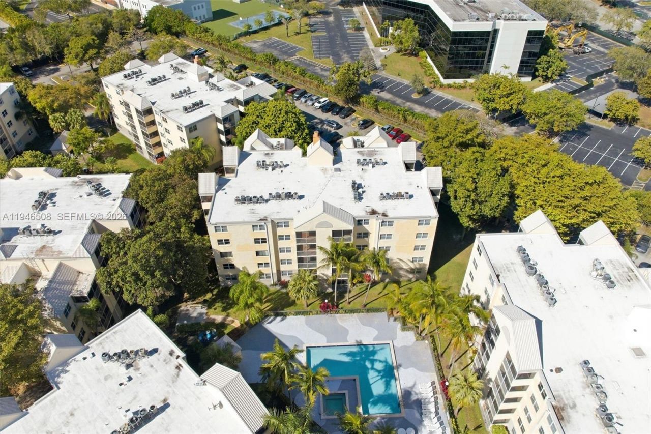 8363 Lake Dr, Unit 503, Doral, FL 33166 Photo