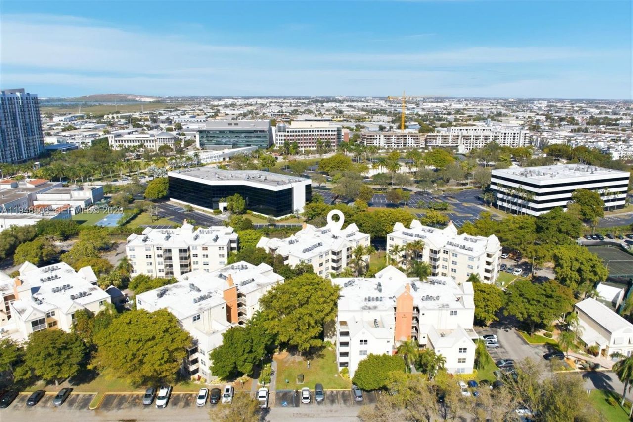 8363 Lake Dr, Unit 503, Doral, FL 33166 Photo