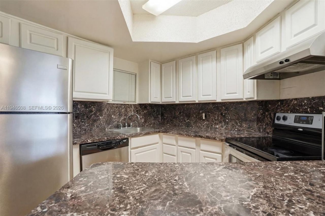 8363 Lake Dr, Unit 503, Doral, FL 33166 Photo