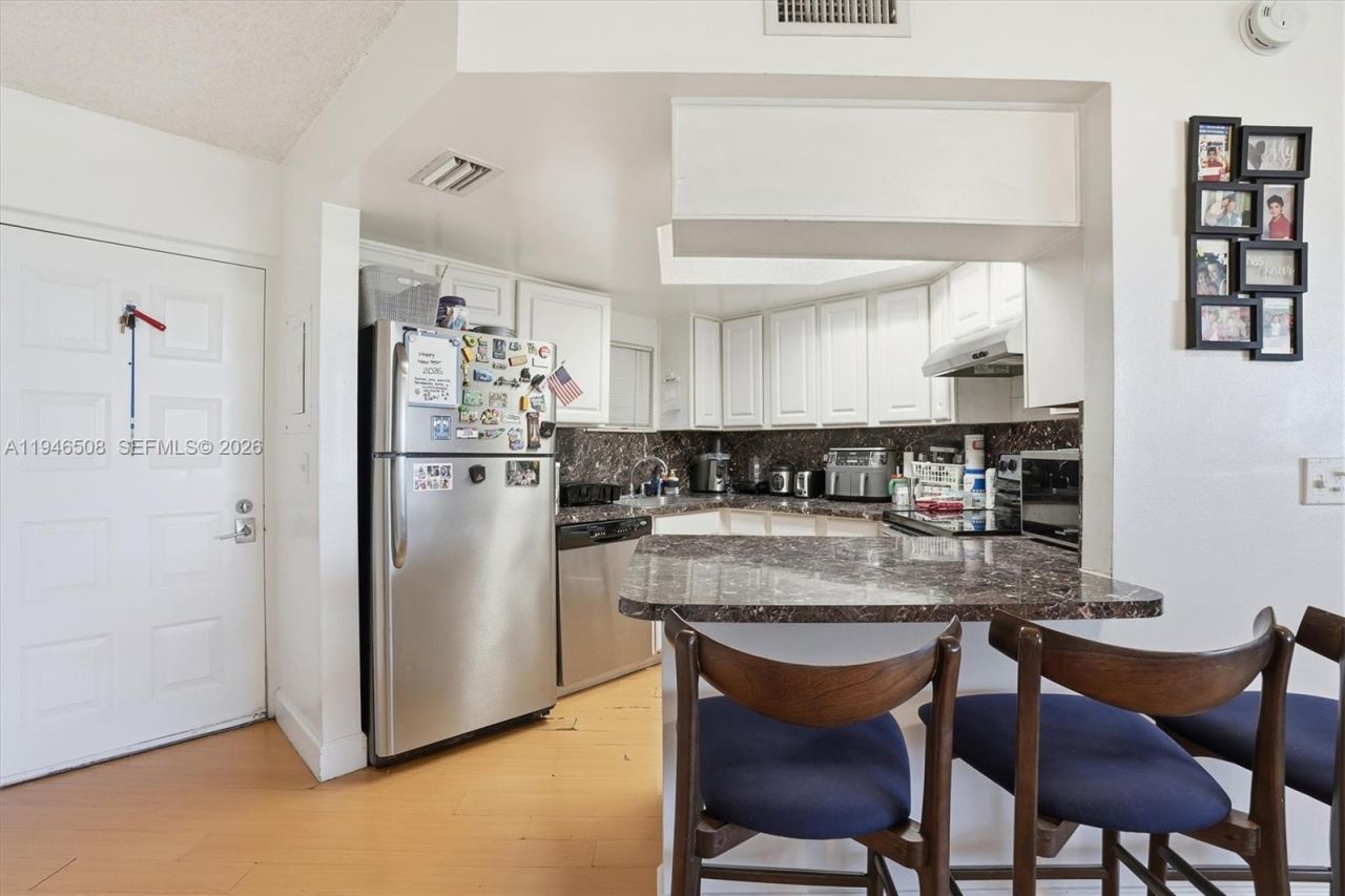 8363 Lake Dr, Unit 503, Doral, FL 33166 Photo