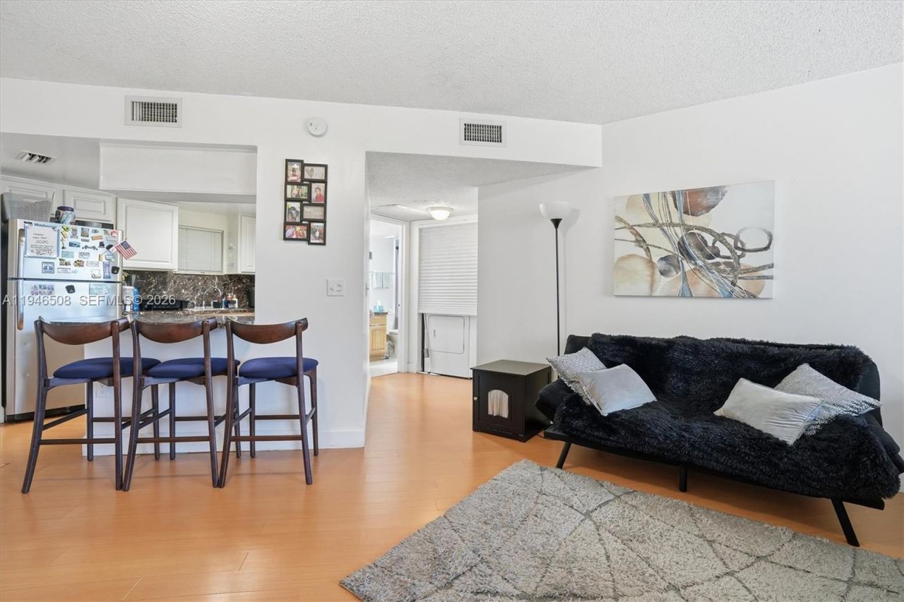 8363 Lake Dr, Unit 503, Doral, FL 33166 Photo