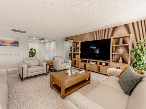 1800 NE 114th St, Unit 909, Miami, FL 33181