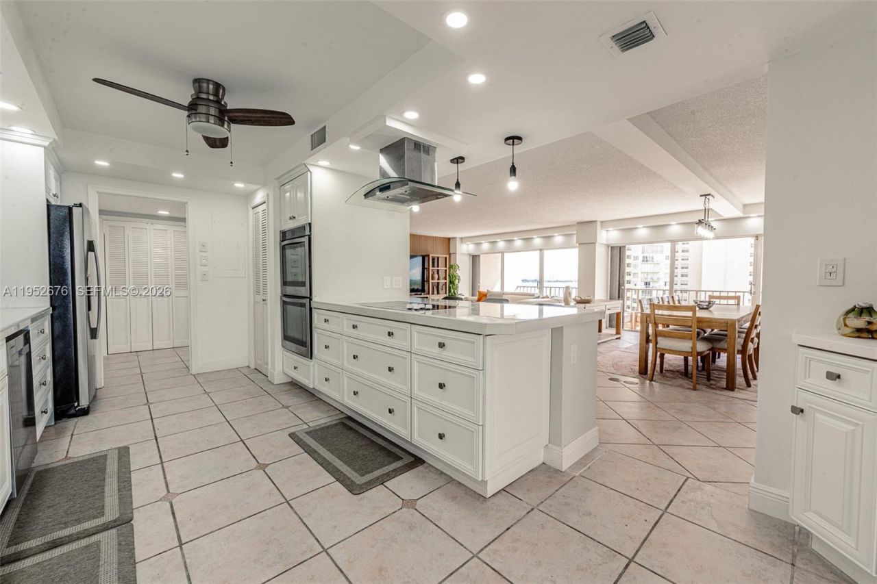 1800 NE 114th St, Unit 909, Miami, FL 33181 Photo