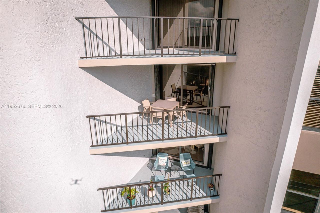 1800 NE 114th St, Unit 909, Miami, FL 33181 Photo