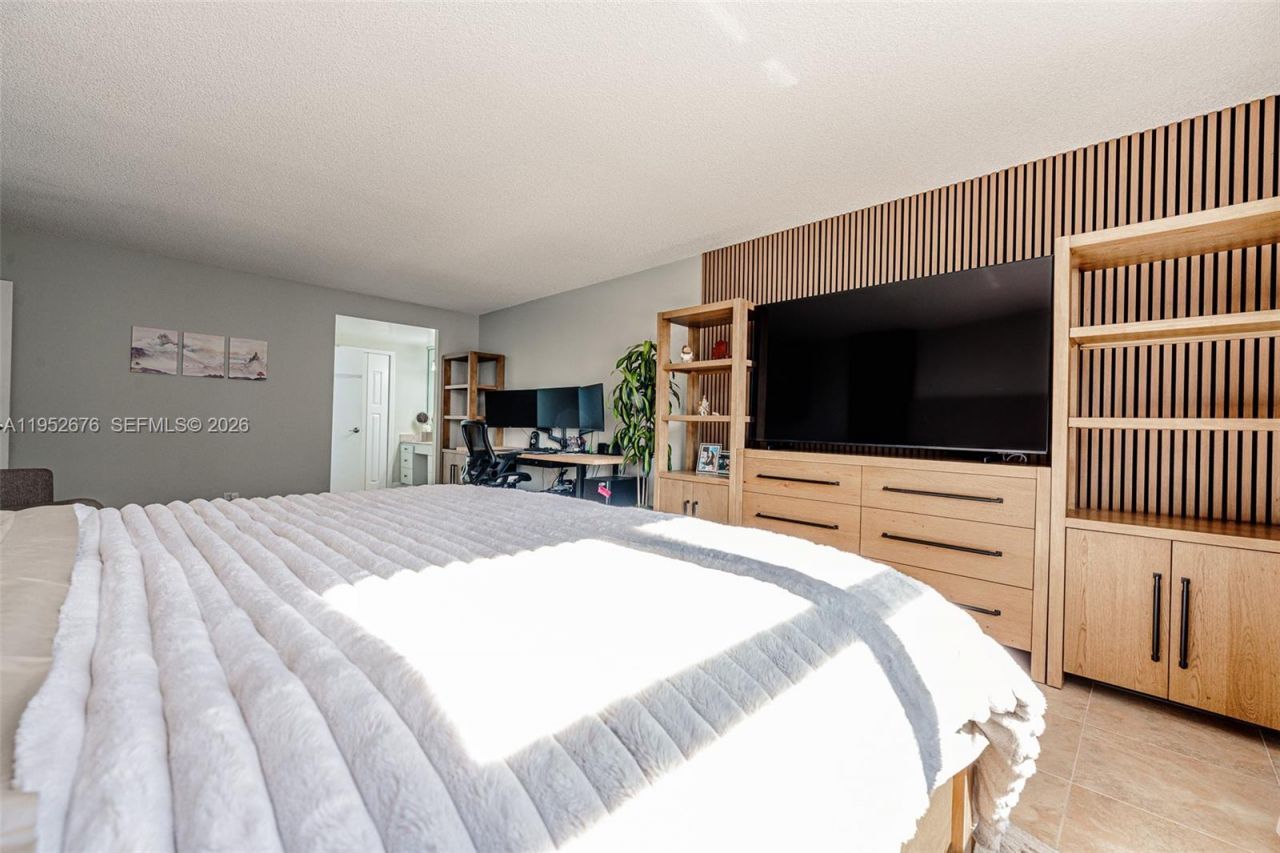 1800 NE 114th St, Unit 909, Miami, FL 33181 Photo