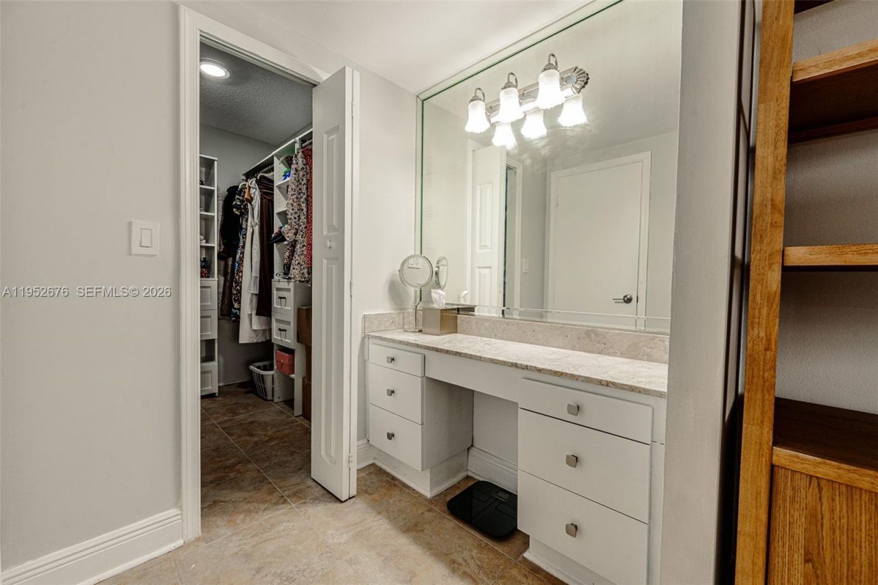 1800 NE 114th St, Unit 909, Miami, FL 33181 Photo