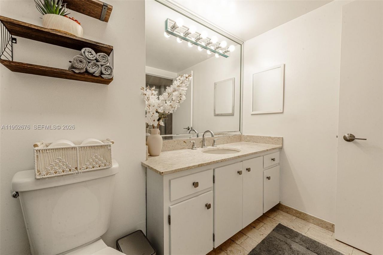 1800 NE 114th St, Unit 909, Miami, FL 33181 Photo