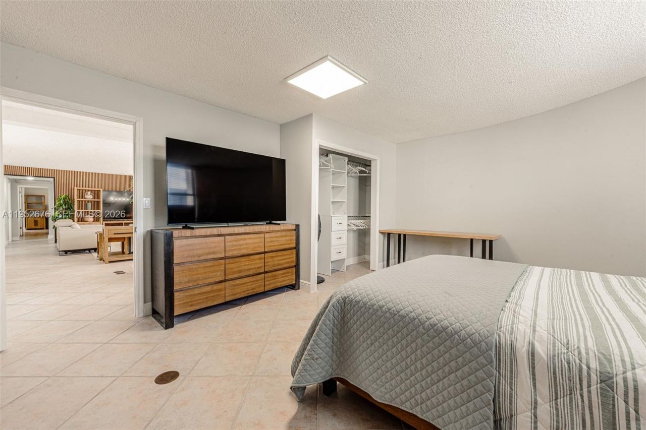 1800 NE 114th St, Unit 909, Miami, FL 33181 Photo