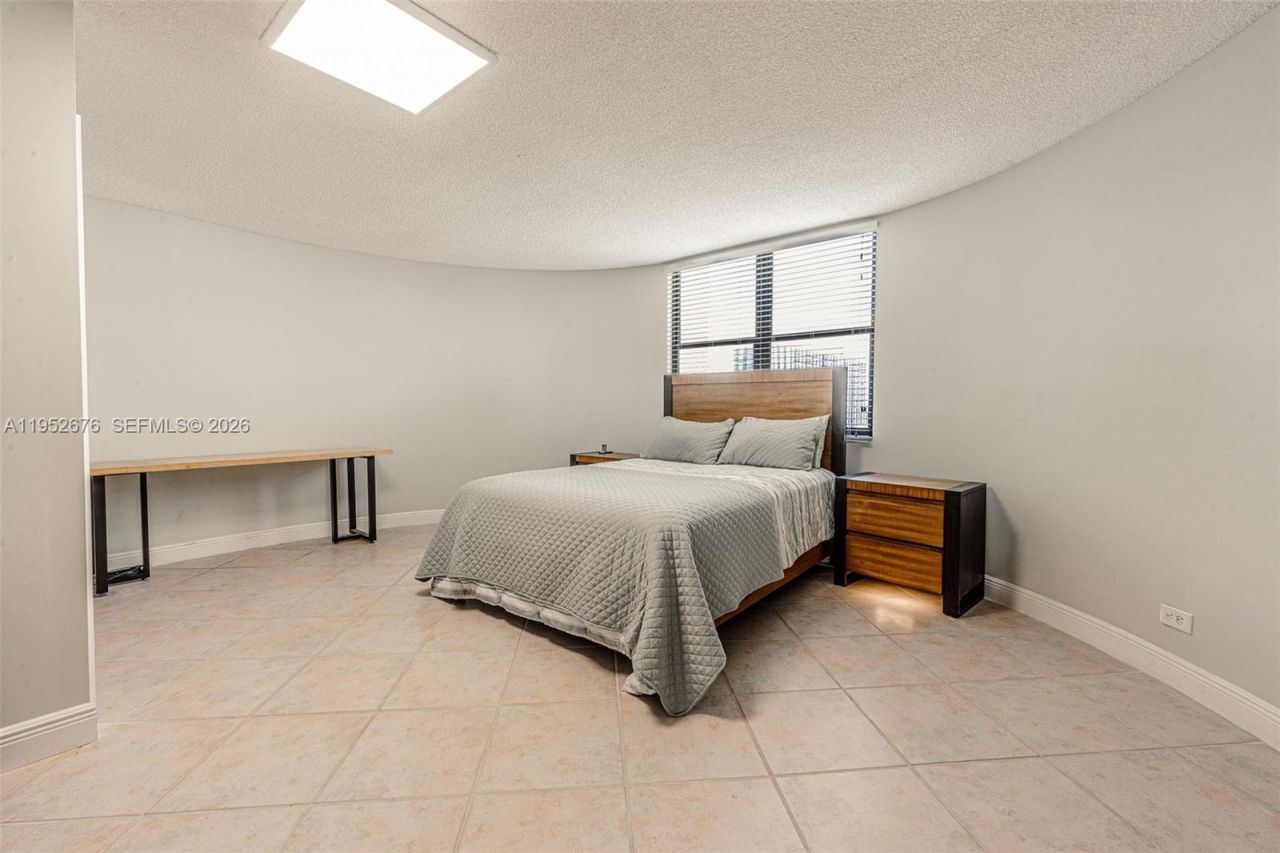 1800 NE 114th St, Unit 909, Miami, FL 33181 Photo