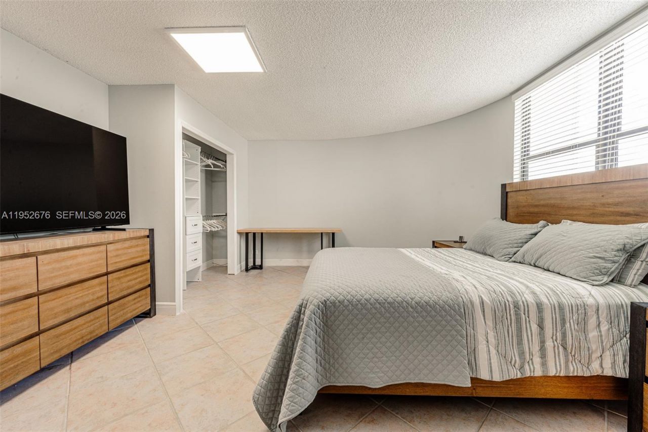 1800 NE 114th St, Unit 909, Miami, FL 33181 Photo