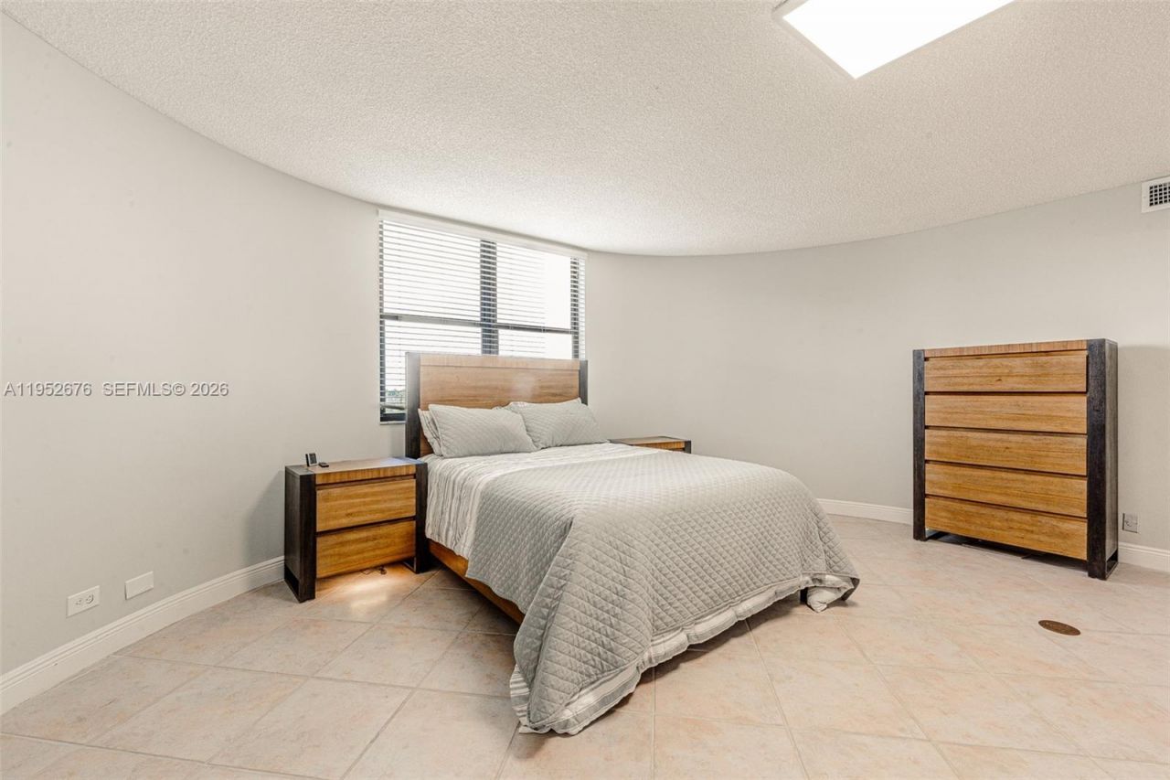 1800 NE 114th St, Unit 909, Miami, FL 33181 Photo