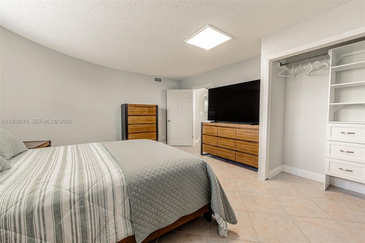 1800 NE 114th St, Unit 909, Miami, FL 33181 Photo