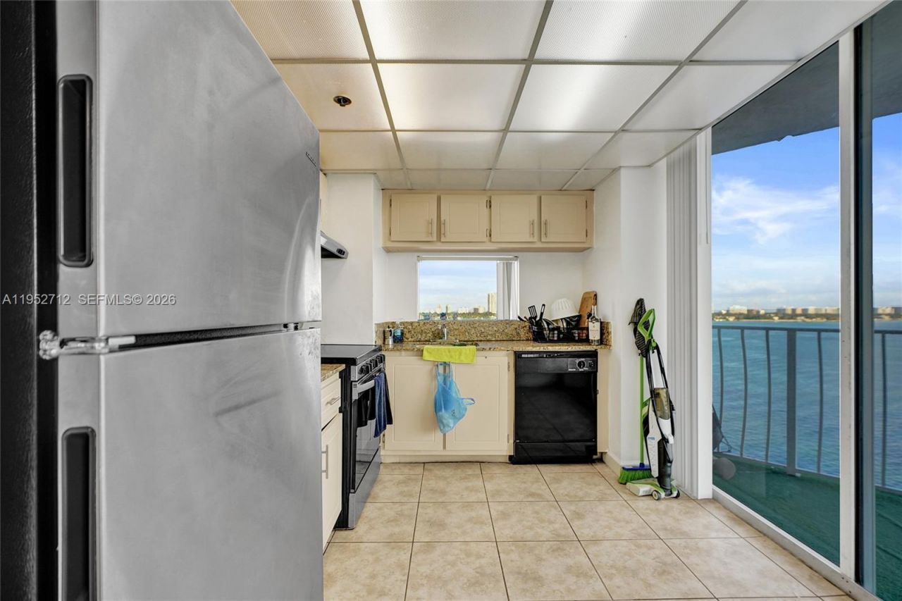 7601 E Treasure Dr, Unit 1120, North Bay Village, FL 33141 Photo