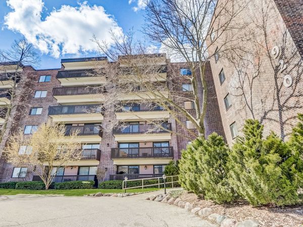 920 Vose Drive, Unit 106, Gurnee, IL 60031