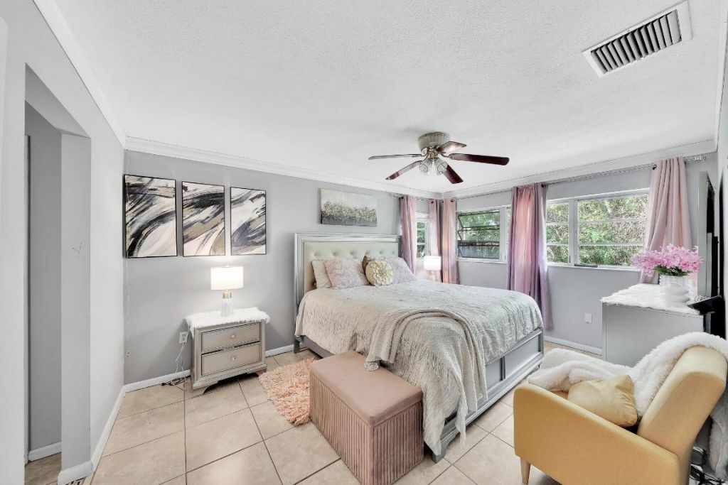 213 SE Eyerly Avenue, Port Saint Lucie, FL 34983 Photo