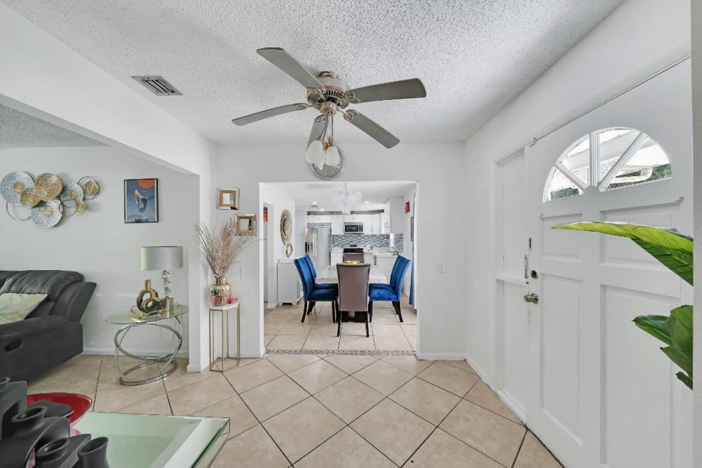 213 SE Eyerly Avenue, Port Saint Lucie, FL 34983 Photo