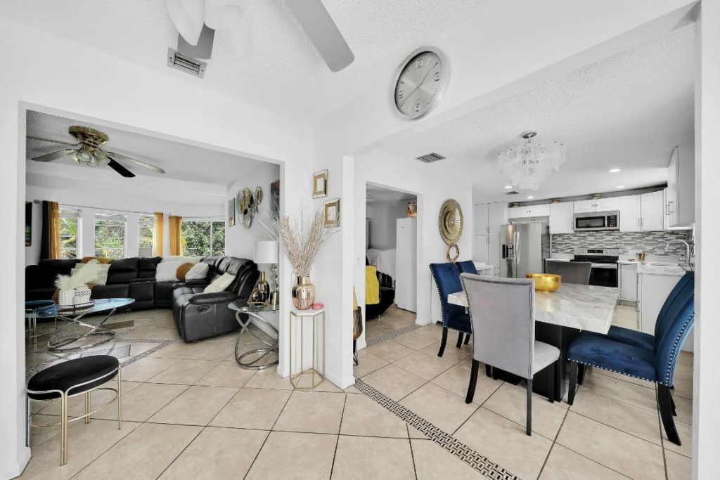 213 SE Eyerly Avenue, Port Saint Lucie, FL 34983 Photo