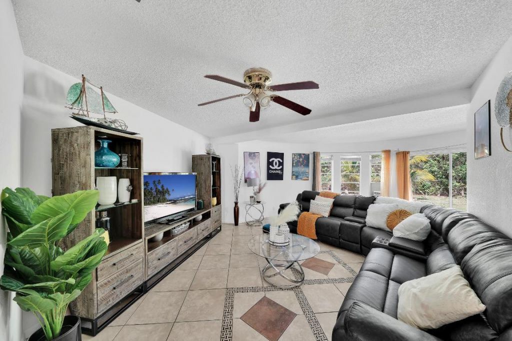 213 SE Eyerly Avenue, Port Saint Lucie, FL 34983 Photo