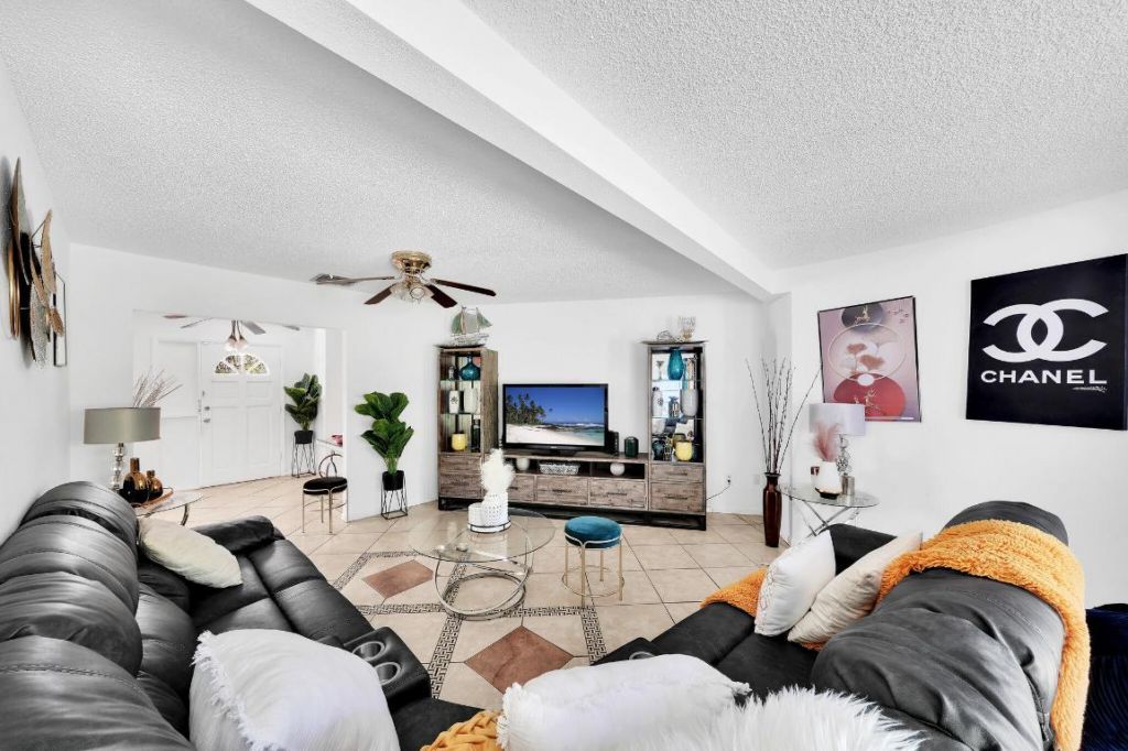 213 SE Eyerly Avenue, Port Saint Lucie, FL 34983 Photo