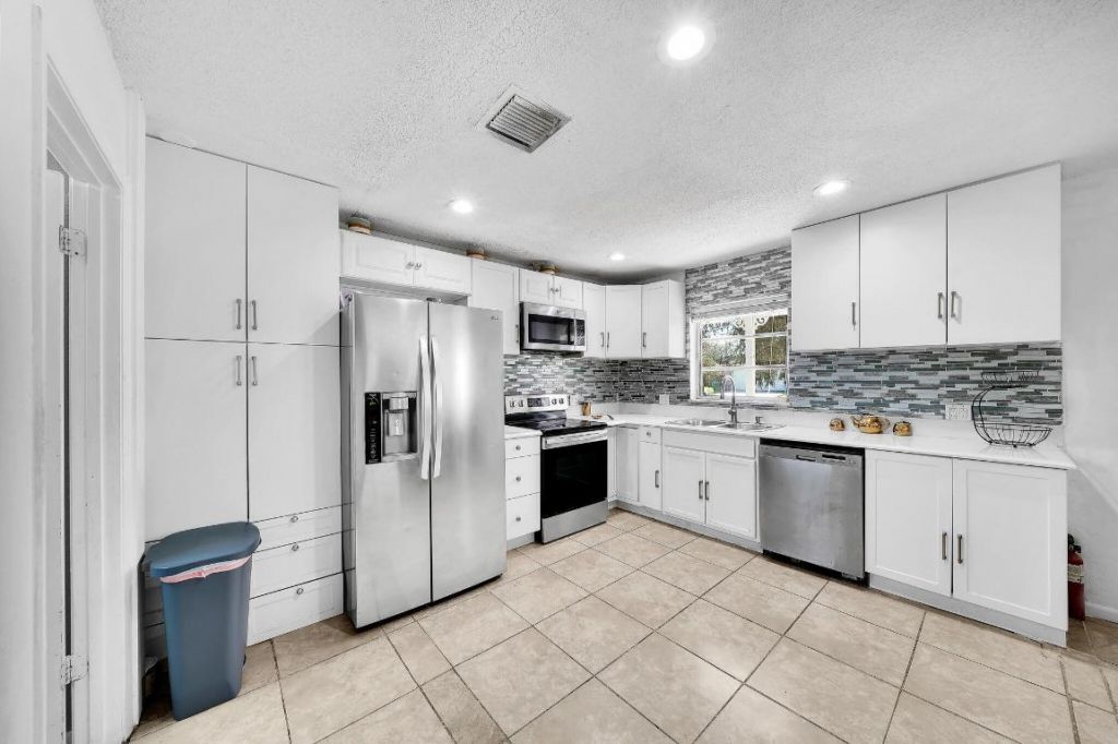 213 SE Eyerly Avenue, Port Saint Lucie, FL 34983 Photo