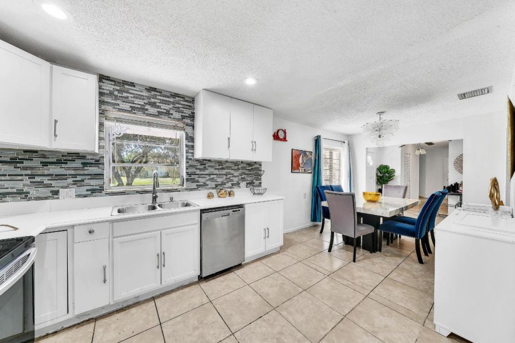 213 SE Eyerly Avenue, Port Saint Lucie, FL 34983 Photo