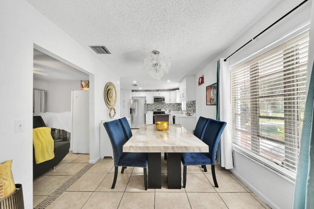 213 SE Eyerly Avenue, Port Saint Lucie, FL 34983 Photo