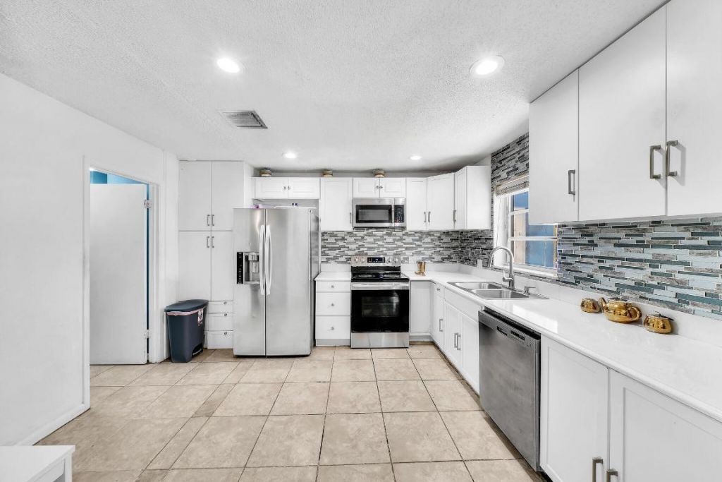 213 SE Eyerly Avenue, Port Saint Lucie, FL 34983 Photo