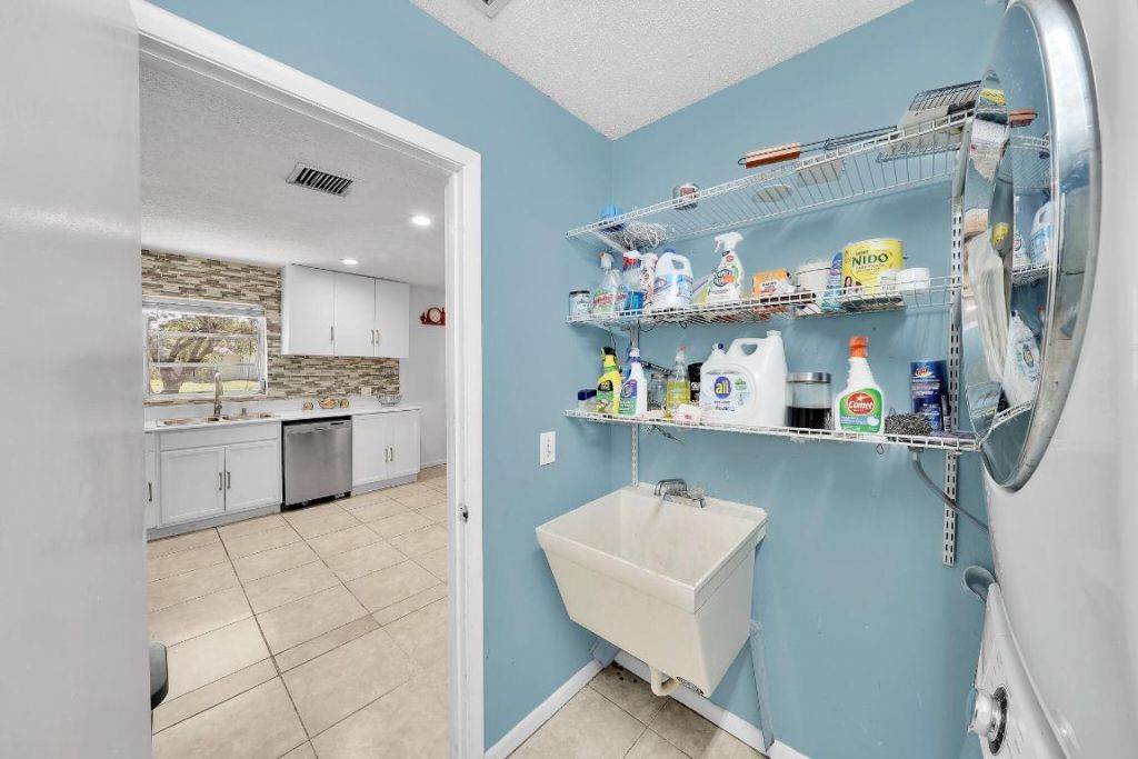 213 SE Eyerly Avenue, Port Saint Lucie, FL 34983 Photo