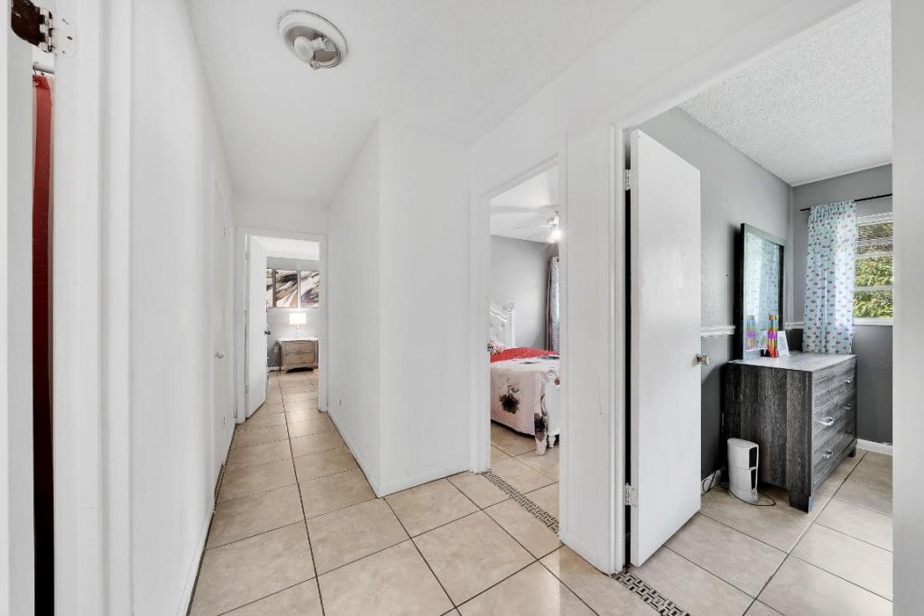 213 SE Eyerly Avenue, Port Saint Lucie, FL 34983 Photo