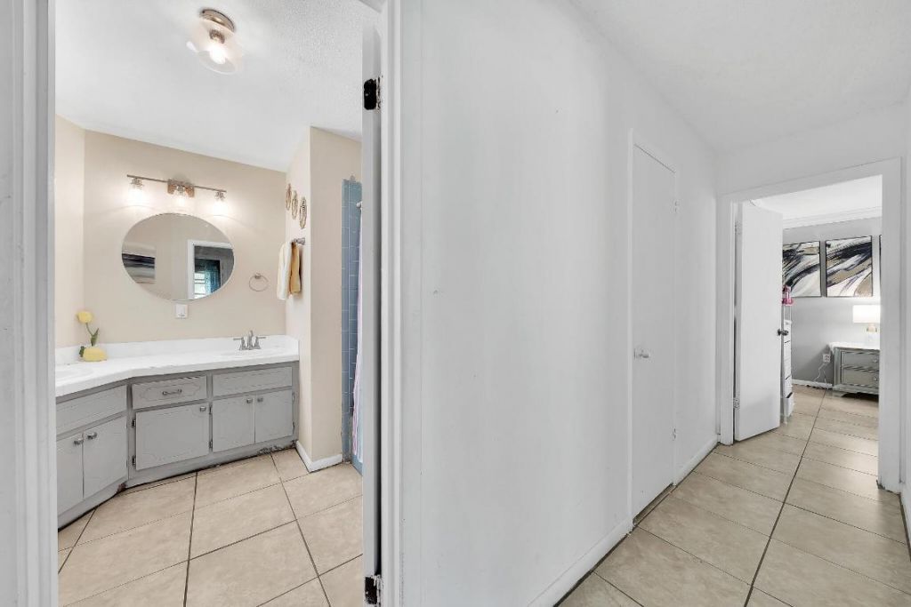 213 SE Eyerly Avenue, Port Saint Lucie, FL 34983 Photo