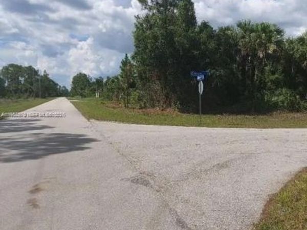 1233 E cresent , Lehigh Acres, FL 33974