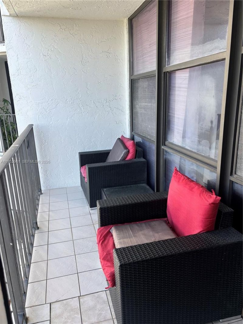 800 Parkview Dr, Unit 823, Hallandale Beach, FL 33009 Photo