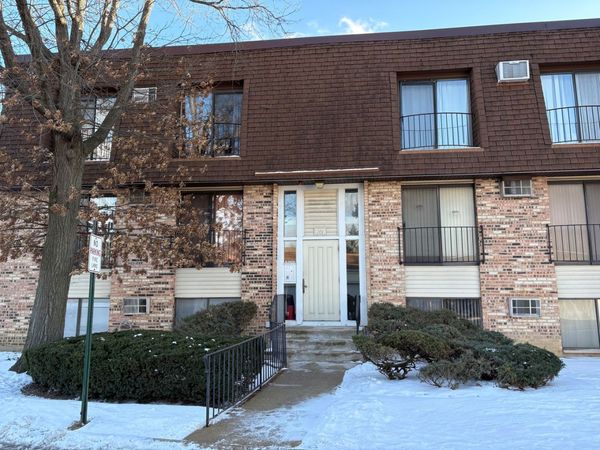 201 N Waters Edge Drive, Unit 101, Glendale Heights, IL 60139