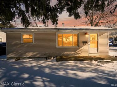 1588 N Duck Lake Road, Highland Twp, MI 48356