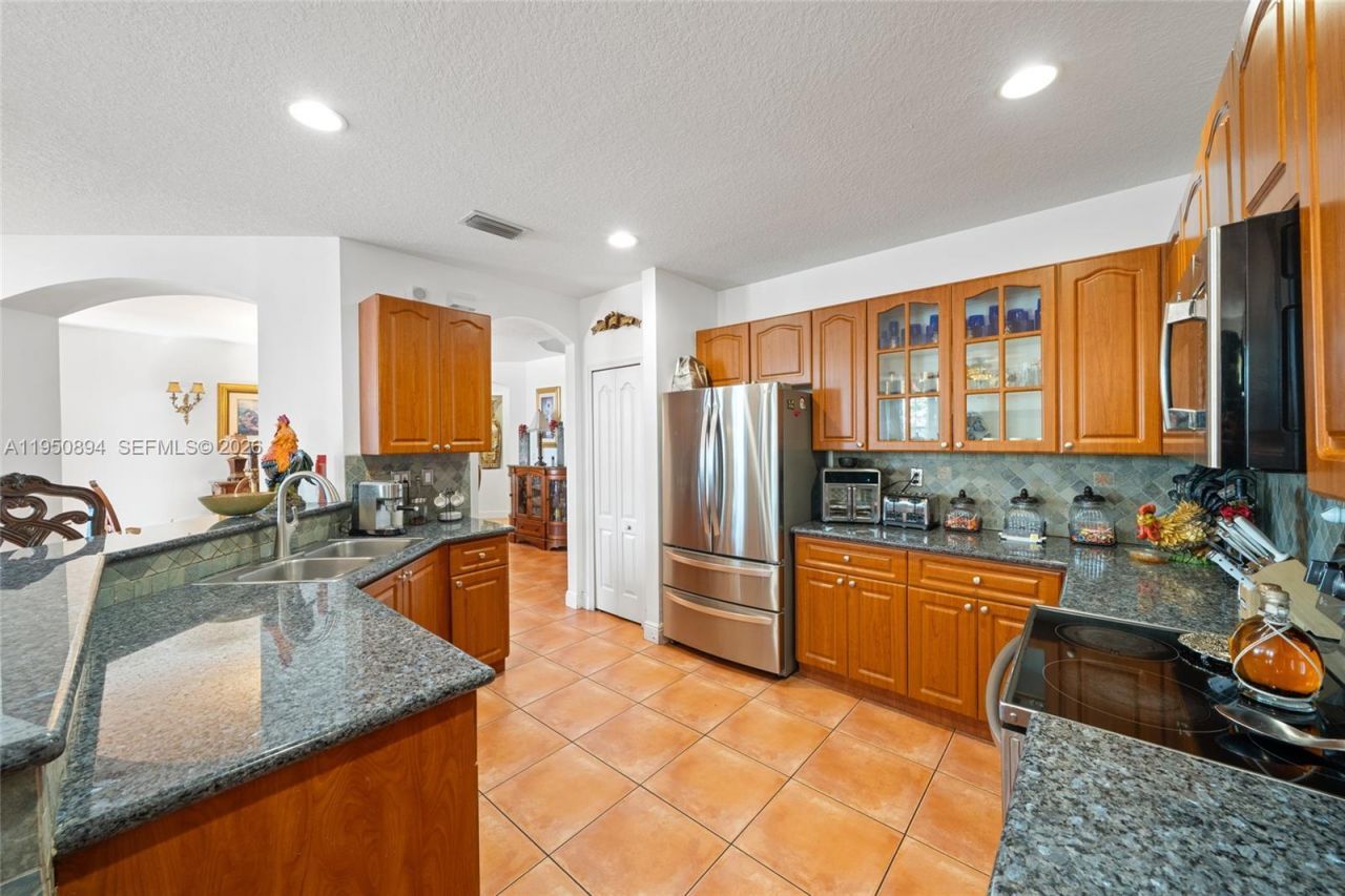 16062 SW 43rd Ter, Miami, FL 33185 Photo